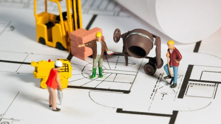 Baustelle mit Blaupause (c: Fotolia,L.S.)