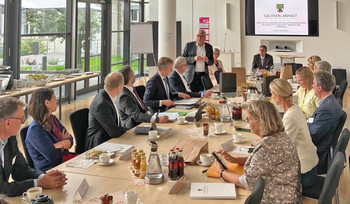 Finanzminister Michael Richter begrüßt zum Jahrestreffen der Finanzstaatssekretärinnen und -sekretäre in Magdeburg, Sachsen-Anhalt