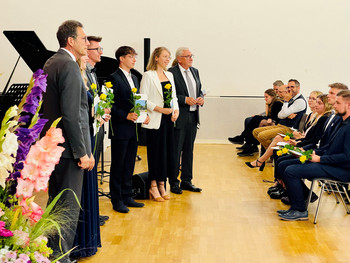 Finanzminister Michael Richter und Finanzstaatssekretär Rüdiger Malter überreichen Abschlusszeignisse an Absolventinnen und Absolventen der Fachhochschule für Finanzen in Königs Wusterhausen
