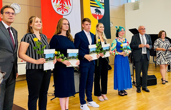 Finanzminister Michael Richter und Finanzstaatssekretär Rüdiger Malter überreichen Abschlusszeignisse an Absolventinnen und Absolventen der Fachhochschule für Finanzen in Königs Wusterhausen